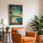 Load image into Gallery viewer, Bali Vintage Travel Plakat | Vintage Travel Poster | Denne plakat viser en tropisk strandscene med turkisfarvet vand, frodig grøn natur og palmer. Perfekt til dem, der elsker eksotiske rejsemål.
