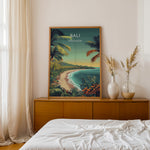 Load image into Gallery viewer, Bali Vintage Travel Plakat | Vintage Travel Poster | Denne plakat viser en tropisk strandscene med turkisfarvet vand, frodig grøn natur og palmer. Perfekt til dem, der elsker eksotiske rejsemål.
