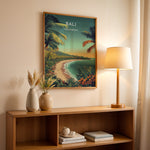 Load image into Gallery viewer, Bali Vintage Travel Plakat | Vintage Travel Poster | Denne plakat viser en tropisk strandscene med turkisfarvet vand, frodig grøn natur og palmer. Perfekt til dem, der elsker eksotiske rejsemål.
