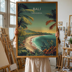Load image into Gallery viewer, Bali Vintage Travel Plakat | Vintage Travel Poster | Denne plakat viser en tropisk strandscene med turkisfarvet vand, frodig grøn natur og palmer. Perfekt til dem, der elsker eksotiske rejsemål.
