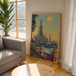 Load image into Gallery viewer, Bangkok Vintage Travel Plakat | Vintage Travel Poster | Denne plakat viser det ikoniske Wat Arun tempel i Bangkok, Thailand, med en stor sol i baggrunden og frodige grønne træer i forgrunden. Perfekt til rejse- og arkitekturentusiaster.
