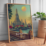 Load image into Gallery viewer, Bangkok Vintage Travel Plakat | Vintage Travel Poster | Denne plakat viser det ikoniske Wat Arun tempel i Bangkok, Thailand, med en stor sol i baggrunden og frodige grønne træer i forgrunden. Perfekt til rejse- og arkitekturentusiaster.

