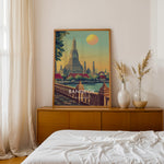 Load image into Gallery viewer, Bangkok Vintage Travel Plakat | Vintage Travel Poster | Denne plakat viser det ikoniske Wat Arun tempel i Bangkok, Thailand, med en stor sol i baggrunden og frodige grønne træer i forgrunden. Perfekt til rejse- og arkitekturentusiaster.
