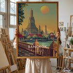 Load image into Gallery viewer, Bangkok Vintage Travel Plakat | Vintage Travel Poster | Denne plakat viser det ikoniske Wat Arun tempel i Bangkok, Thailand, med en stor sol i baggrunden og frodige grønne træer i forgrunden. Perfekt til rejse- og arkitekturentusiaster.
