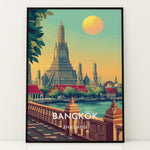 Load image into Gallery viewer, Bangkok Vintage Travel Plakat | Vintage Travel Poster | Denne plakat viser det ikoniske Wat Arun tempel i Bangkok, Thailand, med en stor sol i baggrunden og frodige grønne træer i forgrunden. Perfekt til rejse- og arkitekturentusiaster.
