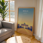 Load image into Gallery viewer, Berlin Vintage Travel Plakat | Vintage Travel Poster | Denne plakat viser Brandenburger Tor i Berlin, Tyskland, med en gradient baggrund fra blå til gul. Perfekt til rejse- og kulturentusiaster.
