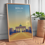 Load image into Gallery viewer, Berlin Vintage Travel Plakat | Vintage Travel Poster | Denne plakat viser Brandenburger Tor i Berlin, Tyskland, med en gradient baggrund fra blå til gul. Perfekt til rejse- og kulturentusiaster.
