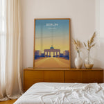 Load image into Gallery viewer, Berlin Vintage Travel Plakat | Vintage Travel Poster | Denne plakat viser Brandenburger Tor i Berlin, Tyskland, med en gradient baggrund fra blå til gul. Perfekt til rejse- og kulturentusiaster.
