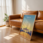 Load image into Gallery viewer, Berlin Vintage Travel Plakat | Vintage Travel Poster | Denne plakat viser Brandenburger Tor i Berlin, Tyskland, med en gradient baggrund fra blå til gul. Perfekt til rejse- og kulturentusiaster.
