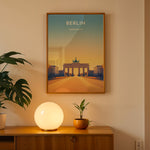 Load image into Gallery viewer, Berlin Vintage Travel Plakat | Vintage Travel Poster | Denne plakat viser Brandenburger Tor i Berlin, Tyskland, med en gradient baggrund fra blå til gul. Perfekt til rejse- og kulturentusiaster.
