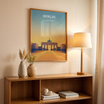 Load image into Gallery viewer, Berlin Vintage Travel Plakat | Vintage Travel Poster | Denne plakat viser Brandenburger Tor i Berlin, Tyskland, med en gradient baggrund fra blå til gul. Perfekt til rejse- og kulturentusiaster.
