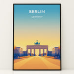 Load image into Gallery viewer, Berlin Vintage Travel Plakat | Vintage Travel Poster | Denne plakat viser Brandenburger Tor i Berlin, Tyskland, med en gradient baggrund fra blå til gul. Perfekt til rejse- og kulturentusiaster.
