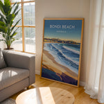 Load image into Gallery viewer, Bondi Beach Vintage Travel Plakat | Vintage Travel Poster | Denne plakat viser en farverig illustration af Bondi Beach i Australien, med bølger, der slår ind mod kysten og en by i baggrunden. Perfekt til dem, der elsker strand- og byliv.
