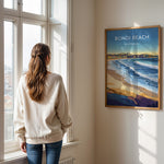 Load image into Gallery viewer, Bondi Beach Vintage Travel Plakat | Vintage Travel Poster | Denne plakat viser en farverig illustration af Bondi Beach i Australien, med bølger, der slår ind mod kysten og en by i baggrunden. Perfekt til dem, der elsker strand- og byliv.
