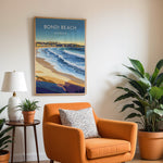 Load image into Gallery viewer, Bondi Beach Vintage Travel Plakat | Vintage Travel Poster | Denne plakat viser en farverig illustration af Bondi Beach i Australien, med bølger, der slår ind mod kysten og en by i baggrunden. Perfekt til dem, der elsker strand- og byliv.
