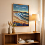 Load image into Gallery viewer, Bondi Beach Vintage Travel Plakat | Vintage Travel Poster | Denne plakat viser en farverig illustration af Bondi Beach i Australien, med bølger, der slår ind mod kysten og en by i baggrunden. Perfekt til dem, der elsker strand- og byliv.
