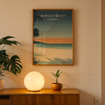 Load image into Gallery viewer, Boracay Beach Vintage Travel Plakat | Vintage Travel Poster | Denne plakat viser Boracay Beach med hvidt sand, roligt blåt vand og en gradienthimmel. Silhuetter af palmer i forgrunden. Perfekt til dem, der elsker tropiske strande.
