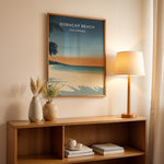 Load image into Gallery viewer, Boracay Beach Vintage Travel Plakat | Vintage Travel Poster | Denne plakat viser Boracay Beach med hvidt sand, roligt blåt vand og en gradienthimmel. Silhuetter af palmer i forgrunden. Perfekt til dem, der elsker tropiske strande.
