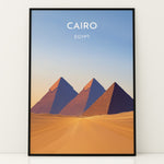 Load image into Gallery viewer, Cairo Vintage Travel Plakat | Vintage Travel Poster | Denne plakat viser de ikoniske Giza-pyramider i Cairo, Egypten, mod en gradient himmel og et ørkenlandskab.
