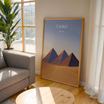 Load image into Gallery viewer, Cairo Vintage Travel Plakat | Vintage Travel Poster | Denne plakat viser de ikoniske Giza-pyramider i Cairo, Egypten, mod en gradient himmel og et ørkenlandskab.
