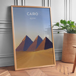 Load image into Gallery viewer, Cairo Vintage Travel Plakat | Vintage Travel Poster | Denne plakat viser de ikoniske Giza-pyramider i Cairo, Egypten, mod en gradient himmel og et ørkenlandskab.
