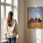 Load image into Gallery viewer, Cairo Vintage Travel Plakat | Vintage Travel Poster | Denne plakat viser de ikoniske Giza-pyramider i Cairo, Egypten, mod en gradient himmel og et ørkenlandskab.
