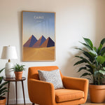 Load image into Gallery viewer, Cairo Vintage Travel Plakat | Vintage Travel Poster | Denne plakat viser de ikoniske Giza-pyramider i Cairo, Egypten, mod en gradient himmel og et ørkenlandskab.
