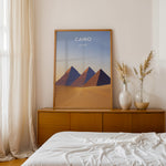 Load image into Gallery viewer, Cairo Vintage Travel Plakat | Vintage Travel Poster | Denne plakat viser de ikoniske Giza-pyramider i Cairo, Egypten, mod en gradient himmel og et ørkenlandskab.
