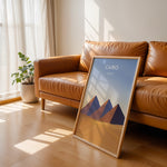 Load image into Gallery viewer, Cairo Vintage Travel Plakat | Vintage Travel Poster | Denne plakat viser de ikoniske Giza-pyramider i Cairo, Egypten, mod en gradient himmel og et ørkenlandskab.
