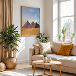 Load image into Gallery viewer, Cairo Vintage Travel Plakat | Vintage Travel Poster | Denne plakat viser de ikoniske Giza-pyramider i Cairo, Egypten, mod en gradient himmel og et ørkenlandskab.
