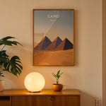 Load image into Gallery viewer, Cairo Vintage Travel Plakat | Vintage Travel Poster | Denne plakat viser de ikoniske Giza-pyramider i Cairo, Egypten, mod en gradient himmel og et ørkenlandskab.

