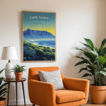 Load image into Gallery viewer, Cape Town Vintage Travel Plakat | Vintage Travel Poster | Denne plakat viser Cape Town med Table Mountain, byens skyline og en kystlinje med frodig grønt. Perfekt til rejse- og naturentusiaster.

