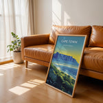 Load image into Gallery viewer, Cape Town Vintage Travel Plakat | Vintage Travel Poster | Denne plakat viser Cape Town med Table Mountain, byens skyline og en kystlinje med frodig grønt. Perfekt til rejse- og naturentusiaster.
