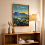 Load image into Gallery viewer, Cape Town Vintage Travel Plakat | Vintage Travel Poster | Denne plakat viser Cape Town med Table Mountain, byens skyline og en kystlinje med frodig grønt. Perfekt til rejse- og naturentusiaster.
