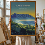 Load image into Gallery viewer, Cape Town Vintage Travel Plakat | Vintage Travel Poster | Denne plakat viser Cape Town med Table Mountain, byens skyline og en kystlinje med frodig grønt. Perfekt til rejse- og naturentusiaster.
