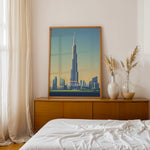 Load image into Gallery viewer, Burj Khalifa Vintage Travel Plakat | Vintage Travel Poster | Denne plakat viser det ikoniske Burj Khalifa i Dubai, UAE, med en gradient himmel og moderne bygninger omkring.
