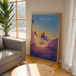 Load image into Gallery viewer, Jerusalem Palæstina Vintage Travel Plakat | Palestine Vintage Travel Poster | Denne plakat viser Klippemoskeen i Jerusalem med sin gyldne kuppel og blå vægge, set fra en stenbelagt gade.
