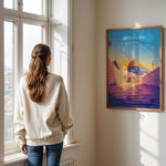 Load image into Gallery viewer, Jerusalem Palæstina Vintage Travel Plakat | Palestine Vintage Travel Poster | Denne plakat viser Klippemoskeen i Jerusalem med sin gyldne kuppel og blå vægge, set fra en stenbelagt gade.
