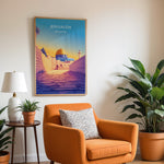 Load image into Gallery viewer, Jerusalem Palæstina Vintage Travel Plakat | Palestine Vintage Travel Poster | Denne plakat viser Klippemoskeen i Jerusalem med sin gyldne kuppel og blå vægge, set fra en stenbelagt gade.
