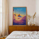 Load image into Gallery viewer, Jerusalem Palæstina Vintage Travel Plakat | Palestine Vintage Travel Poster | Denne plakat viser Klippemoskeen i Jerusalem med sin gyldne kuppel og blå vægge, set fra en stenbelagt gade.
