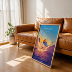 Load image into Gallery viewer, Jerusalem Palæstina Vintage Travel Plakat | Palestine Vintage Travel Poster | Denne plakat viser Klippemoskeen i Jerusalem med sin gyldne kuppel og blå vægge, set fra en stenbelagt gade.
