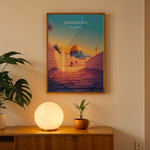 Load image into Gallery viewer, Jerusalem Palæstina Vintage Travel Plakat | Palestine Vintage Travel Poster | Denne plakat viser Klippemoskeen i Jerusalem med sin gyldne kuppel og blå vægge, set fra en stenbelagt gade.

