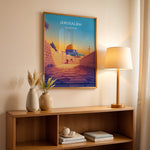 Load image into Gallery viewer, Jerusalem Palæstina Vintage Travel Plakat | Palestine Vintage Travel Poster | Denne plakat viser Klippemoskeen i Jerusalem med sin gyldne kuppel og blå vægge, set fra en stenbelagt gade.
