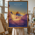 Load image into Gallery viewer, Jerusalem Palæstina Vintage Travel Plakat | Palestine Vintage Travel Poster | Denne plakat viser Klippemoskeen i Jerusalem med sin gyldne kuppel og blå vægge, set fra en stenbelagt gade.
