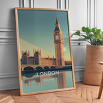 Load image into Gallery viewer, London Vintage Travel Plakat | Vintage Travel Poster | Denne plakat viser en stiliseret illustration af Big Ben og Parlamentsbygningerne i London, England, med deres refleksion i vandet nedenfor. Perfekt til rejse- og arkitekturentusiaster.
