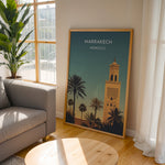 Load image into Gallery viewer, Marrakech Vintage Travel Plakat | Vintage Travel Poster | Denne plakat viser en stiliseret illustration af Marrakech med en høj minaret og palmetræer mod en gradienthimmel.

