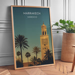 Load image into Gallery viewer, Marrakech Vintage Travel Plakat | Vintage Travel Poster | Denne plakat viser en stiliseret illustration af Marrakech med en høj minaret og palmetræer mod en gradienthimmel.
