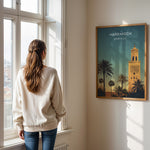 Load image into Gallery viewer, Marrakech Vintage Travel Plakat | Vintage Travel Poster | Denne plakat viser en stiliseret illustration af Marrakech med en høj minaret og palmetræer mod en gradienthimmel.
