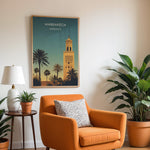Load image into Gallery viewer, Marrakech Vintage Travel Plakat | Vintage Travel Poster | Denne plakat viser en stiliseret illustration af Marrakech med en høj minaret og palmetræer mod en gradienthimmel.

