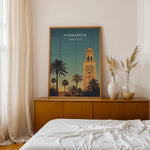 Load image into Gallery viewer, Marrakech Vintage Travel Plakat | Vintage Travel Poster | Denne plakat viser en stiliseret illustration af Marrakech med en høj minaret og palmetræer mod en gradienthimmel.
